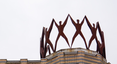 Menschen an den Händen haltend als Turmkrone
