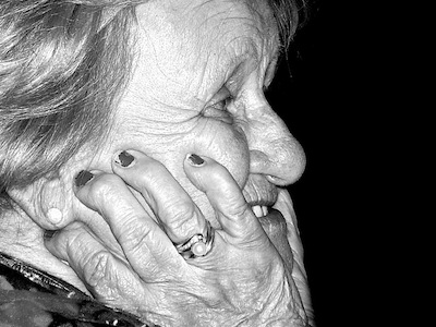 Gesicht alter Frau im Profil-schwarz-weiss Gesicht alter Frau im Profil-schwarz-weiss