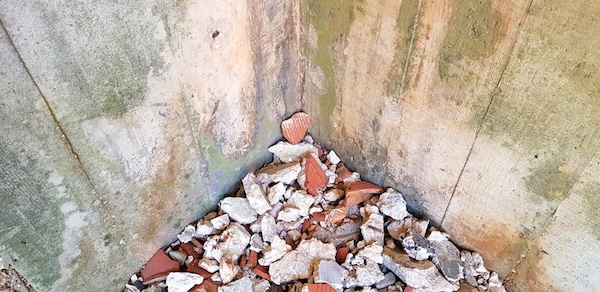 Abbruch in der Ecke eines Raumes