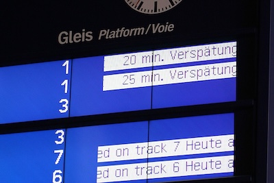Anzeigetafel am Bahnhof