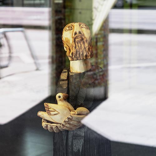 Eine Skulptur aus Holz in einem Schaufenster