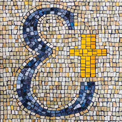 Mosaik vor Kirche & Co. Laden