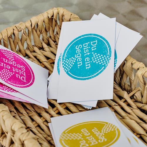 Segenskarten liegen in einem Körbchen