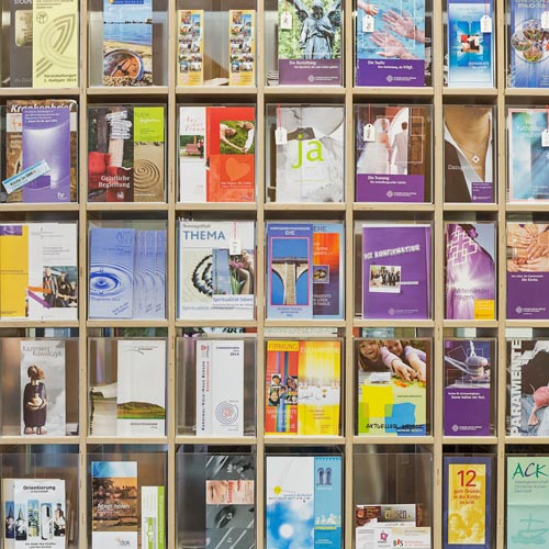 Ein Regal mit Prospekten an einer Wand