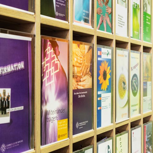 Flyer in einem Regal