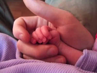 Kinderhand in Erwachsenenhand