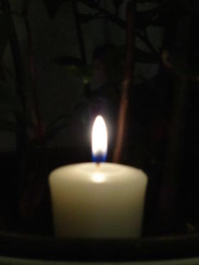 Unscharfe brennende Kerze