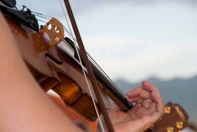Nahaufnahme einer Geige mit Bogen