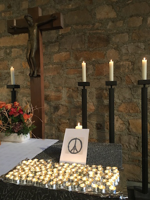 Altar mit 129 Kerzen und Eiffel-Friedens-Symbol