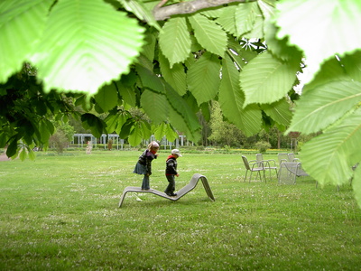 Kinder huepfend auf einer Liege
