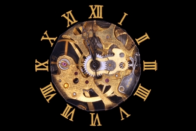 Uhr zeigt kurz vor Zwoelf