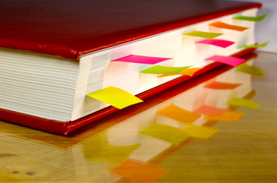 Seitenansicht eines Buches mit bunten Registern