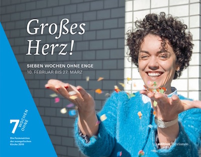 Frau mit ausgestreckten Händen wirft Papierschnipsel in die Luft Frau mit ausgestreckten Händen wirft Papierschnipsel in die Luft