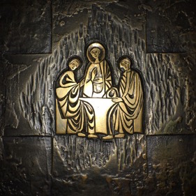 Kruzifix mit segnendem Jesus am Tisch mit zwei Personen Kruzifix mit segnendem Jesus am Tisch mit zwei Personen