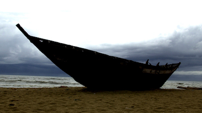 Grosses Holzboot am Strand