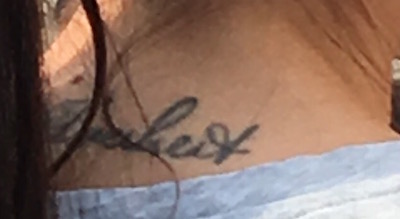 Auf dem Nacken tätowiertes Wort Freiheit Auf dem Nacken tätowiertes Wort Freiheit