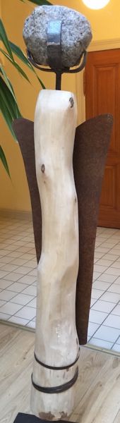 Engel-Statue mit Steinkopf, Holzkörper und Metalllflügel