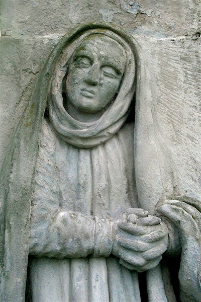 Betende Maria als Steinrelief