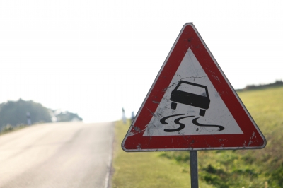 Verkehrsschild Schleudergefahr