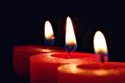 Drei Flammen von Kerzen