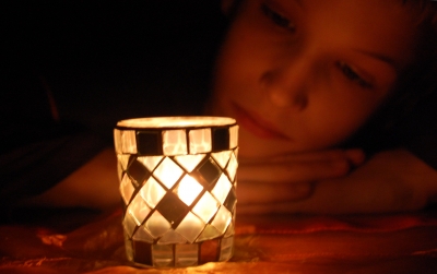 Kerzenglas mit Betrachterin