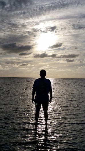 Mensch im Meer im Gegenlicht