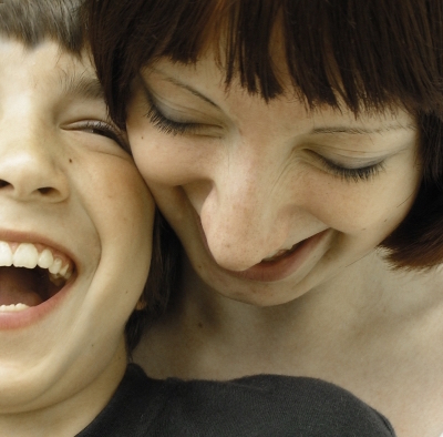 Lachende Menschen Gesicht an Gesicht