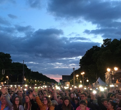 Konzertteilnehmende bei einem Konzert des Kirchentags in Berlin