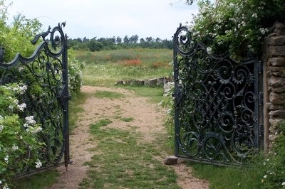 Geöffnetes doppelflügeliges schmiedeeisenes Eingangstor