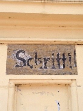 Schritt!-Schriftzug an einem Tor Schritt!-Schriftzug an einem Tor