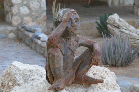 Sitzende Menschen-Statue auf einem Stein