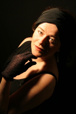 Frau in schwarzer Kleider