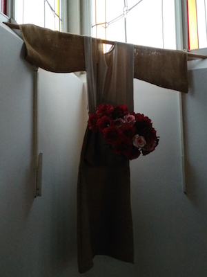 Kleiderkruzifix mit Blumen