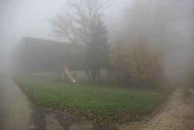 Gebäude im Nebel