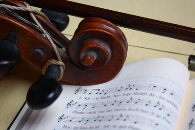 Violinwirbel und Noten von Stille Nacht