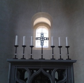 Altar mit 6 Kerzen und Kreuz im Gegenlicht eines Kirchefnensters Altar mit 6 Kerzen und Kreuz im Gegenlicht eines Kirchefnensters