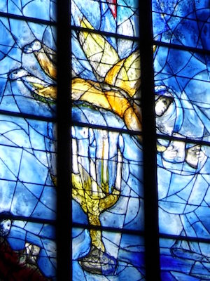 Ausschnitt Chagallfenster Leuchter und Engel