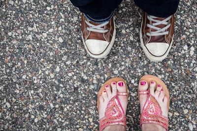Zwei Paar Schuhe, Mann und Frau, von oben 
