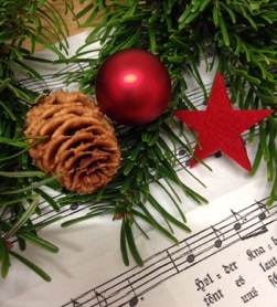 Adventsschmuck auf Liednotenblatt