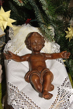 Holz-Christkind mit lockigem Haar Holz-Christkind mit lockigem Haar