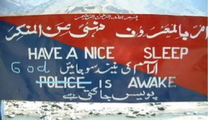 Englisch-Arabische Graffiti-Have nice sleep God not police is awake