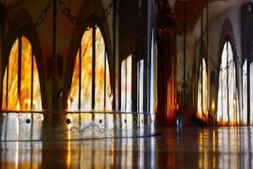 Ganng mit grossen glasbemalten Fenstern 