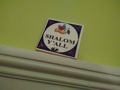 Kachel mit Taube und der Aufschrift SHALOM Y'ALL