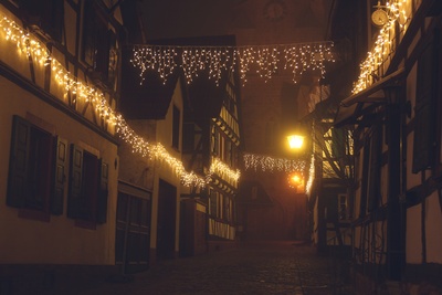 Fachwerkhäuser mit Weihnachtsbeleuchtung