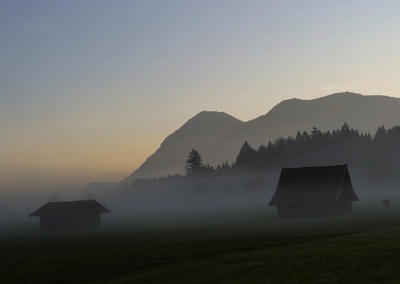 Berglandschaft am Morgen und im Nebel