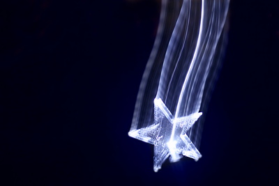 Fallender Stern mit Lichtspur