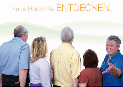 4 Menschen mit dem Rücken zum Beobachter , einer zugewandet