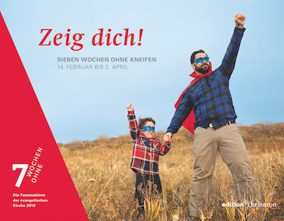 Vater und Sohn recken auf einem Feld die Faust Vater und Sohn recken auf einem Feld die Faust