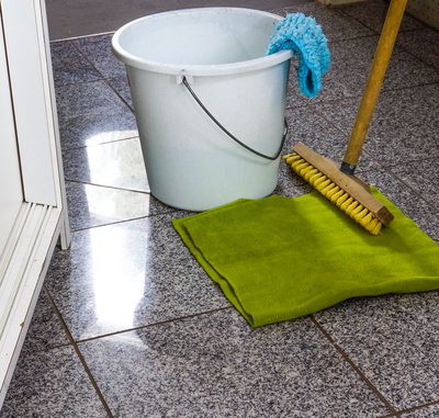 Putzeimer, Bodenlappen und Schrubber