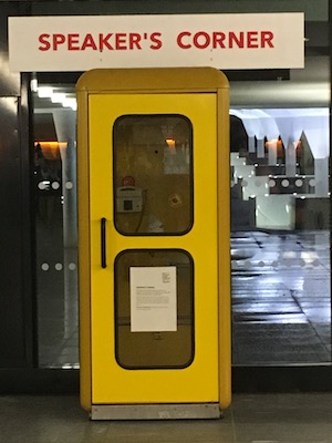Alte gelbe Telefonzelle mit der Überschrift Speaker's Corner